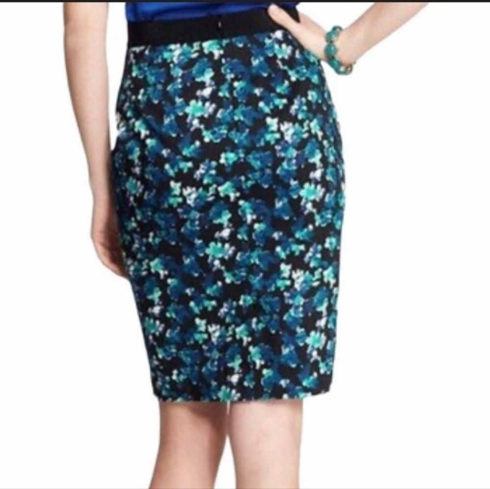 Ann Taylor Skirt Womens Size 4P Black Blue Floral Pencil Stretch Rear Zip Lined